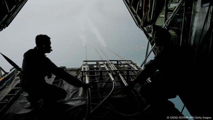 La Fuerza Aérea de Malasia quiere prevenir incendios forestales con siembra de nubes.