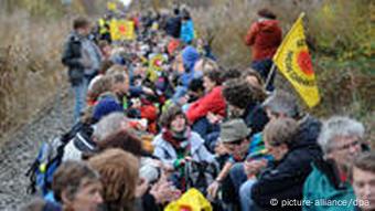 Atomkraftgegner blockieren Bahngleis (Foto: dpa)