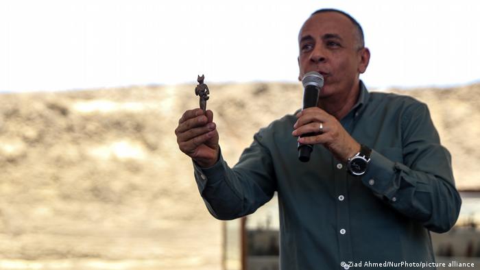 Mustafa Wasiri, Leiter des des Obersten Antikenrats Ägyptens präsentiert einige Fundstücke.