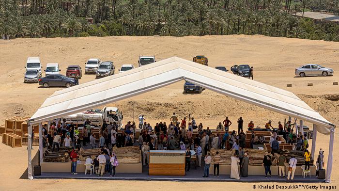 In Gizeh werden die neuesten Funde aus Sakkara unter eine Zelt präsentiert.