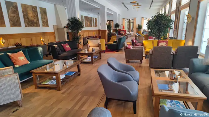 Eine Lounge im Gebäude Hideaway mit Sesseln, Sofas und Tischen