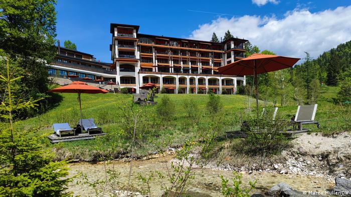 The Retreat Hotel with numerous sun loungers and the idyllic Ferchenbach stream in front of it
