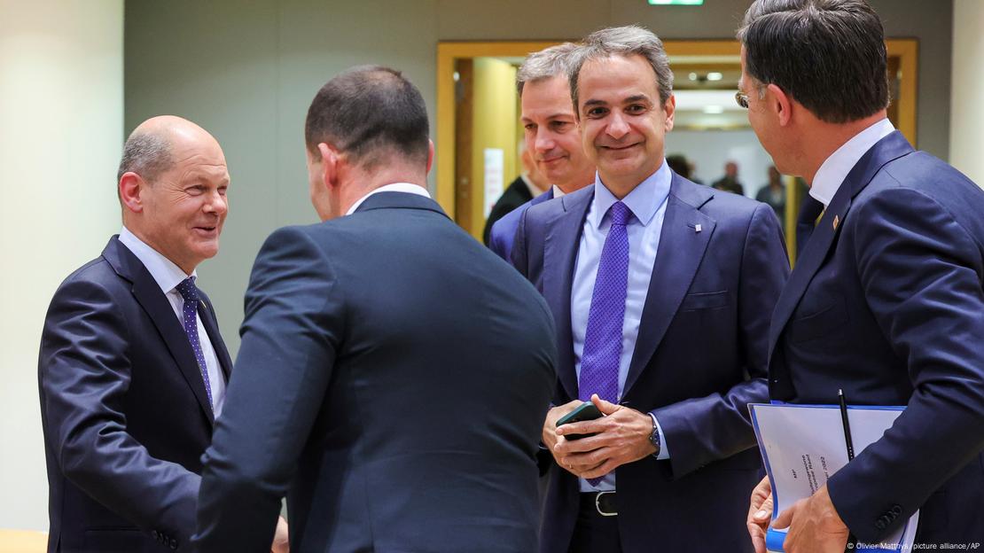 Bundeskanzler Olaf Scholz (links), Belgiens Ministerpräsident Alexander de Croo (Mitte), der griechische Ministerpräsident Kyriakos Mitsotakis (zweiter von rechts) und der niederländische Ministerpräsident Mark Rutte (rechts)