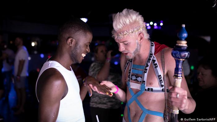 Zwei Männer nehmen an der Südafrika Pride Parade in Pretoria teil