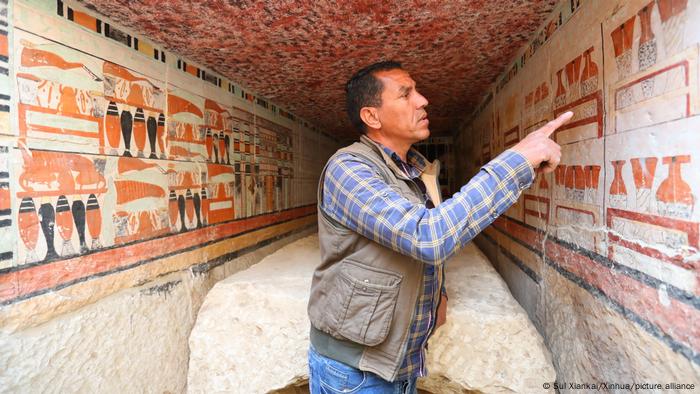 Ein Archäologie präsentiert eine Grabkammer in Sakkara.