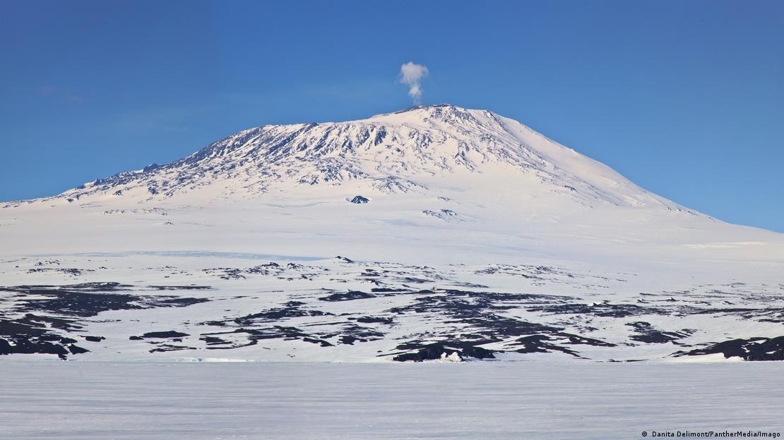 El monte Erebus, el volcán activo más austral del planeta. El monte Erebus, el volcán activo más austral del planeta.