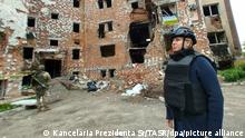 Zuzana Caputova, Präsidentin der Slowakei, steht während ihres Besuchs in der Ukraine vor einem zerstörten Wohngebäude. +++ dpa-Bildfunk +++