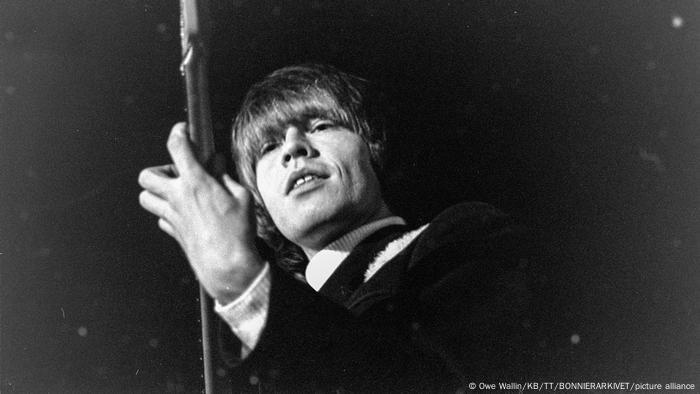 Brian Jones spielt Gitarre auf einem Konzert der Rolling Stones in Stockholm.