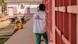 Un collaborateur de MSF entre dans une salle de soin dans un centre de santé à Bangui. Un collaborateur de MSF entre dans une salle de soin dans un centre de santé à Bangui.