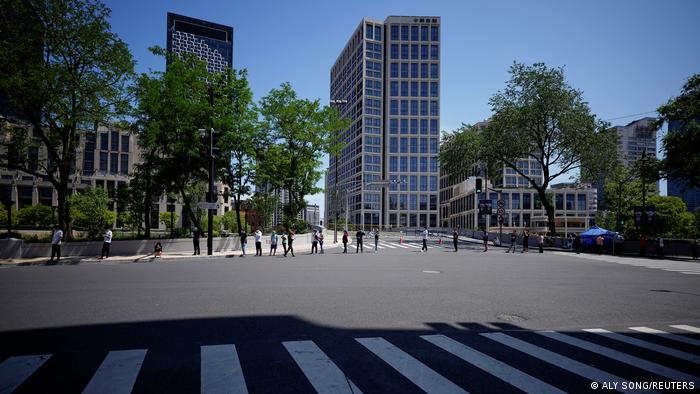 Warteschlage vor Corona-Testzentrum in Shanghai (31.05.2022)
