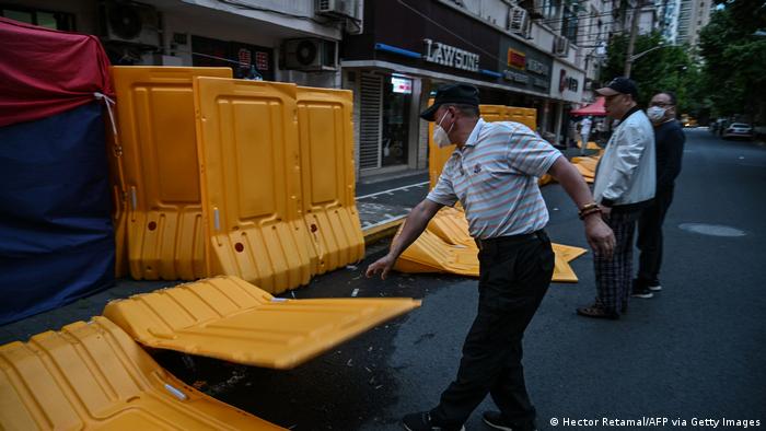 Petugas membongkar blokade jalanan di Shanghai menjelang pemberlakuan pelonggaran mulai 1 Juni 2022