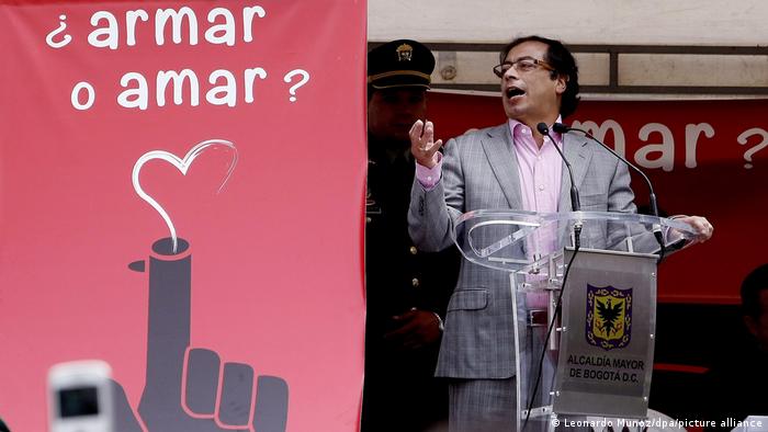 Kolumbien Politik l Gustavo Petro - stellt Entwaffnungsplan vor