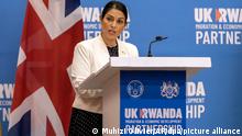 14.04.2022, Ruanda, Kigali: Priti Patel, Innenministerin von Großbritannien, spricht während einer Pressekonferenz nach Unterzeichnung der «wirtschaftlichen Entwicklungspartnerschaft» zwischen Großbritannien und Ruanda. Großbritannien will Migranten für die Dauer ihres Asylantrags nach Ruanda schicken. Foto: Muhizi Olivier/AP/dpa +++ dpa-Bildfunk +++