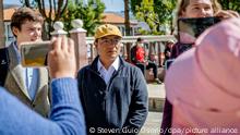 Der peruanische Bergbauer Saul Luciano Lliuya (M.) steht vor einem peruanischen Gerichtshof. Lliuya hatte eine Klimaklage gegen das Energieunternehmen RWE erhoben. Der Kläger warf dem deutschen Unternehmen vor, durch die produzierten CO2-Emissionen zum Teil mitverantwortlich für den Klimawandel zu sein. Lliuya ist der Auffassung, dass durch die Folgen ein Gletscher in den Anden schmilzt und das Schmelzwasser sein Haus und das Dorf bedroht. Sachverständige und weitere Prozessbeteiligte machten sich ein Bild der Lage vor Ort. +++ dpa-Bildfunk +++