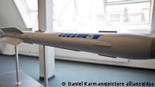 Die Luft-Luft-Rakete Iris-T des Industrie- und Rüstungskonzerns Diehl ist am 07.07.2015 in Nürnberg (Bayern) am Rande der Jahrespressekonferenz des Unternehmens zu sehen. Foto: Daniel Karmann/dpa