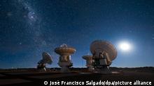 Vier Antennen des Alma-Observatorium (Atacama Large Millimeter/Submillimeter Array) ragen am 21.02.2011 in der Atacama-Wüste im Norden Chiles in den Sternenhimmel. Das riesige Alma-Observatorium hat seinen wissenschaftlichen Betrieb aufgenommen. Obwohl sich Alma noch im Bau befindet, ist es bereits das leistungsfähigste Teleskop seiner Art, wie die Europäische Südsternwarte (Eso) am Montag 03.10.2011 in Garching bei München mitteilte. Foto: ESO/José Francisco Salgado (ACHTUNG: Nur zur redaktionellen Verwendung im Zusammenang mit der Berichterstatung und unter Nennung des Urhebers) (Sperrfrist 3. Oktober 1130) ++ +++ dpa-Bildfunk +++