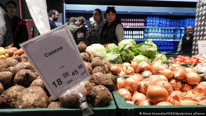 Price tag in hryvnias and rubles at the market in Melitopol