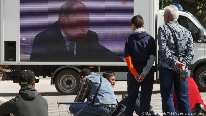 Жители на Мариупол следят реч на Путин