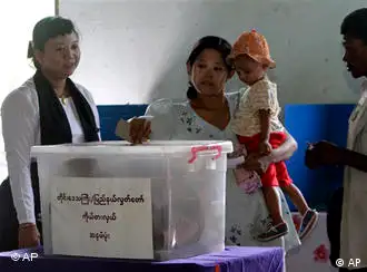 参加投票的缅甸选民