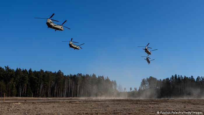 Вертолеты Chinook армии США во время учений в Литве, март 2022 года