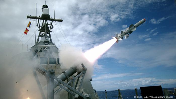 Un missile Harpoon lancé depuis un navire 