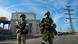 Российские военнослужащие на фоне Каховской ГЭС, лето 2022 года