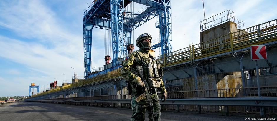 Usina hidrelétrica de Kakhovka fica em região ocupada por tropas russas