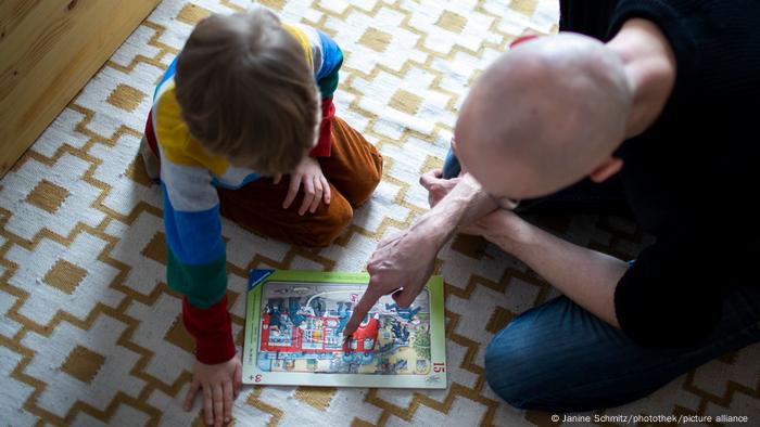 Un homme et un enfant jouant à un puzzle d'images