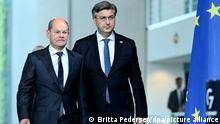Bundeskanzler Olaf Scholz (SPD, l) und Andrej Plenković, Kroatiens Ministerpräsident, kommen zur Pressekonferenz. +++ dpa-Bildfunk +++