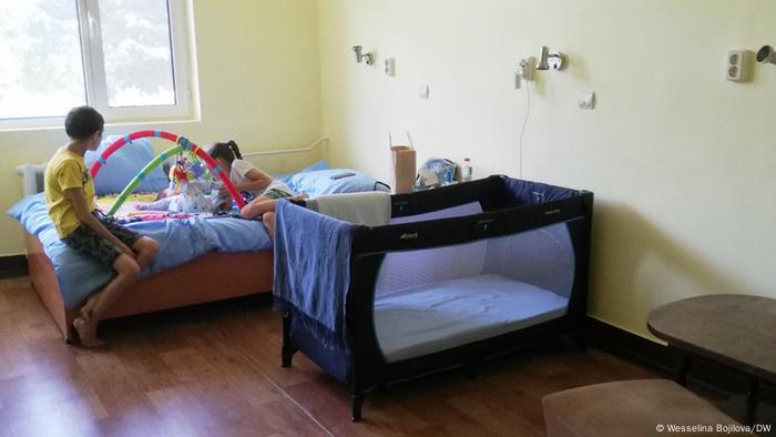 Деца на бежанци в преустроената Белодробна болница в Пловдив