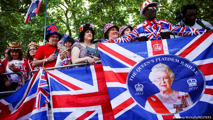 Gente con banderas británicas festejan.