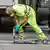 Straßenrenovierung in Valencia - Ein Mann mit Mundschutz arbeitet an einer Straßenrenovierung in Valencia