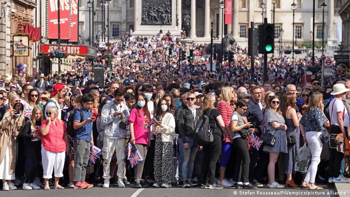 Publik menanti dengan antusias dimulainya upacara perayaan 70 Tahun Bertahta untuk Ratu Elizabeth II di London
