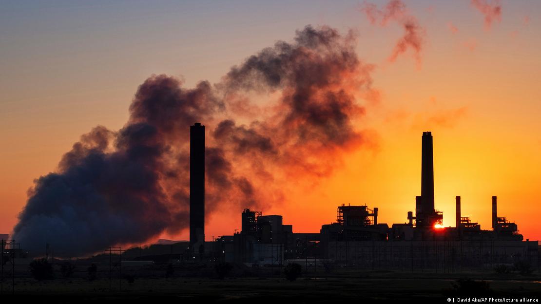 Fumaça saindo de usina de carvão nos Estados Unidos"
