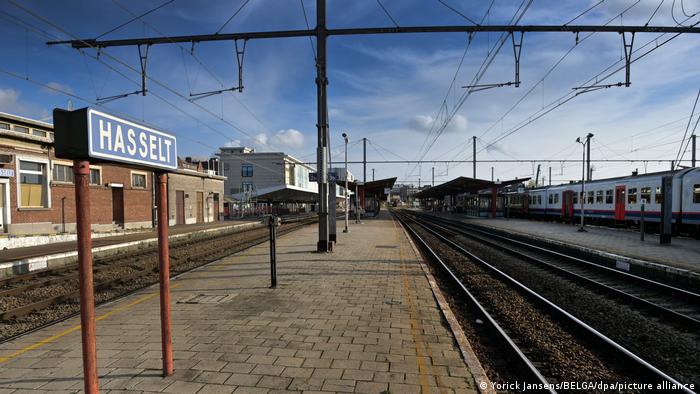 Hasselt a devenit cunoscut încă din anii '90 după ce a oferit gratuitate pe transportul public. În imagini, gara din Hasselt, mai puţin animată