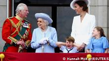 70 років на троні з королівською елегантністю: гардероб Єлизавети ІІ