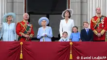 02.06.2022 Britain's Queen Elizabeth II (C) stands with from left, Britain's Camilla, Duchess of Cornwall, Britain's Prince Charles, Prince of Wales, Britain's Prince Louis of Cambridge, Britain's Catherine, Duchess of Cambridge, Britain's Princess Charlotte of Cambridge , Britain's Prince George of Cambridge, Britain's Prince William, Duke of Cambridge, to watch a special flypast from Buckingham Palace balcony following the Queen's Birthday Parade, the Trooping the Colour, as part of Queen Elizabeth II's platinum jubilee celebrations, in London on June 2, 2022. - Huge crowds converged on central London in bright sunshine on Thursday for the start of four days of public events to mark Queen Elizabeth II's historic Platinum Jubilee, in what could be the last major public event of her long reign. (Photo by Daniel LEAL / AFP)