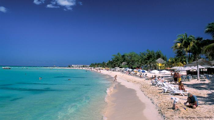 Isla Mujeres es una pequeña ciudad en la isla caribeña del mismo nombre. La isla se ubica a trece kilómetros de Cancún, el principal polo turístico de la región. Fue fundada bajo el nombre de Dolores.