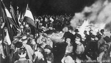 Buecherverbrennung 1933 / Foto Buecherverbrennung auf dem Opernplatz in Berlin am 10. Mai 1933 (Aktion wider den undeutschen Geist). - Studenten und Nationalsozialisten werfen verfemte Literatur in die Flam- men.- Foto.