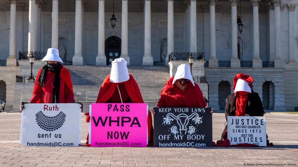 Quatro manifestantes contra a proibição do aborto, diante do Capitólio