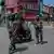 سری نگر میں گشت کرتے ہوئے بھارتی نیم فوجی اہلکار