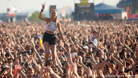  Rock am Ring, huge crowd, a girl stnads on a man's houlders 