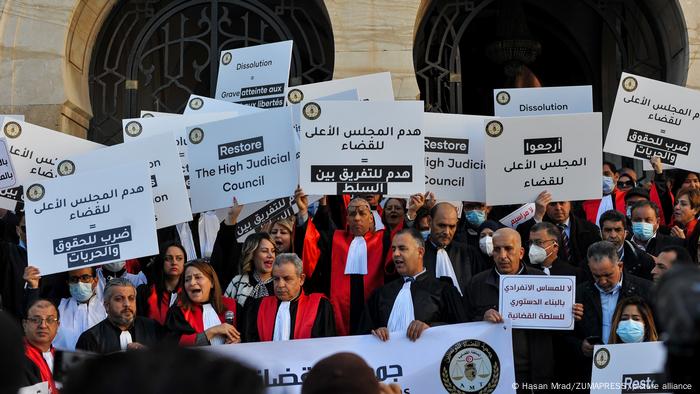 مظاهرات لقضاة تونسيين رافضين قرار سعيد حل المجلس الأعلى للقضاء (أرشيف)