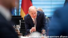 Bundeskanzler Olaf Scholz (SPD) wartet auf den Beginn der Ministerpräsidentenkonferenz im Kanzleramt. +++ dpa-Bildfunk +++