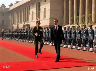 奥巴马在印度总统府前受到三军仪仗队的欢迎