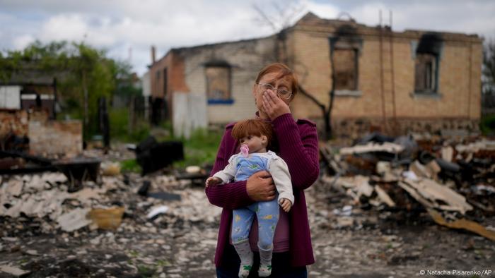 Una mujer ucraniana tras su regreso a un barrio de Kiev destruido por los bombardeos rusos.