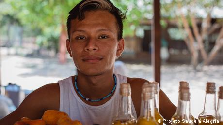 Luiz Henrique Lopes Ferreira, de 22 años, produce un licor de anacardo elaborado con la fruta recogida en la Reserva Extractiva de Tapajós-Arapiuns.
