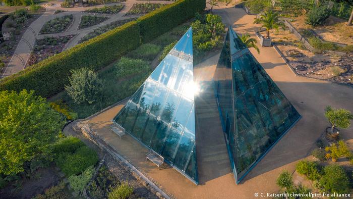Die zweigeteilte Pyramide im Botanischen Garten Flottbek in Hamburg