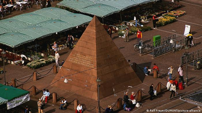Die Pyramide auf dem Marktplatz in Karlsruhe