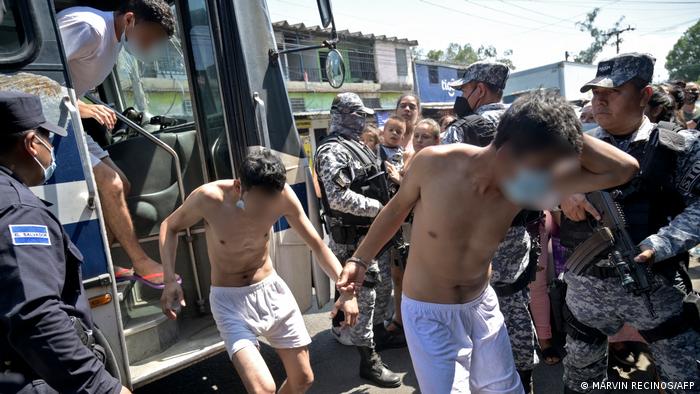 Presuntos miembros de una banda criminal son transportados en ropa interior por la policía de El Salvador